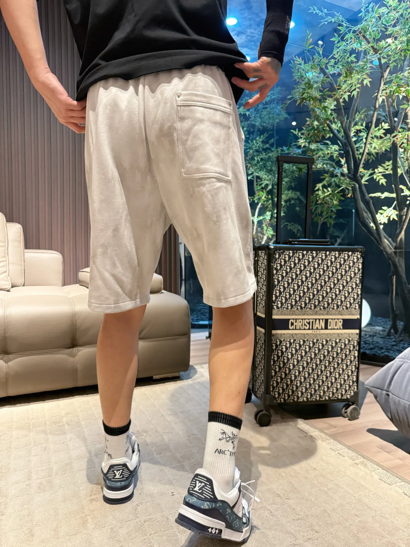 Balenciaga's three-standard complete 2026 summer New Arrival men's casual shorts, advanced custom-made Breathable fabric, Breathable fabric, extremely stretchy and comfortable, impeccable details, top-grade accessories, original logo design concept, delicate and soft feel! The upper body fit is awesome! Size: M-XXXL Please state your height and weight when ordering